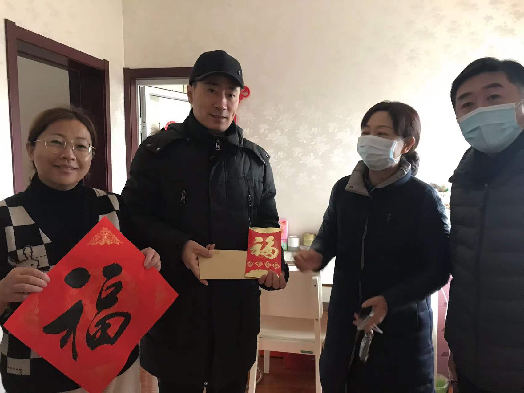 集團領導黃霞帶隊走訪慰問珍園大病困難職工.jpg